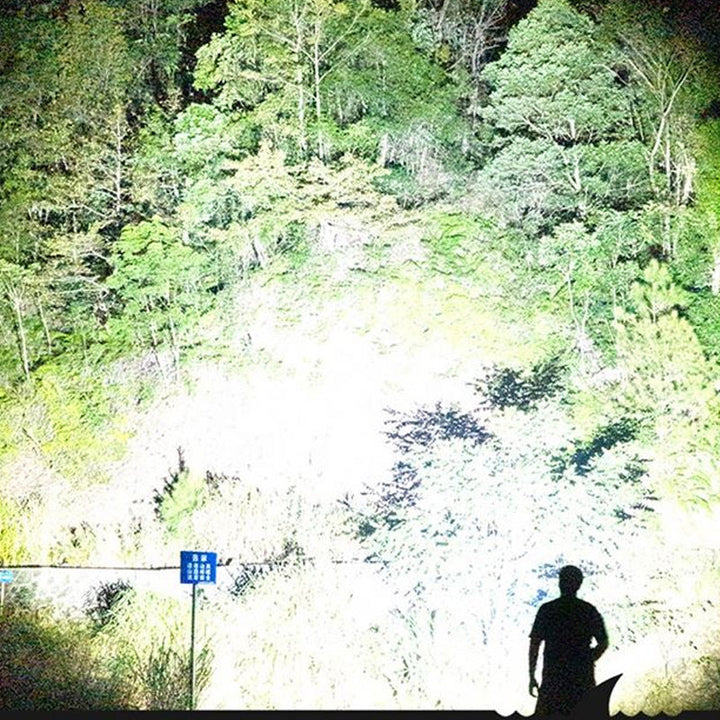 Vattentät LED-ficklampa med justerbara ljuslägen, kraftigt chassi av flygaluminium för äventyr i alla väder.