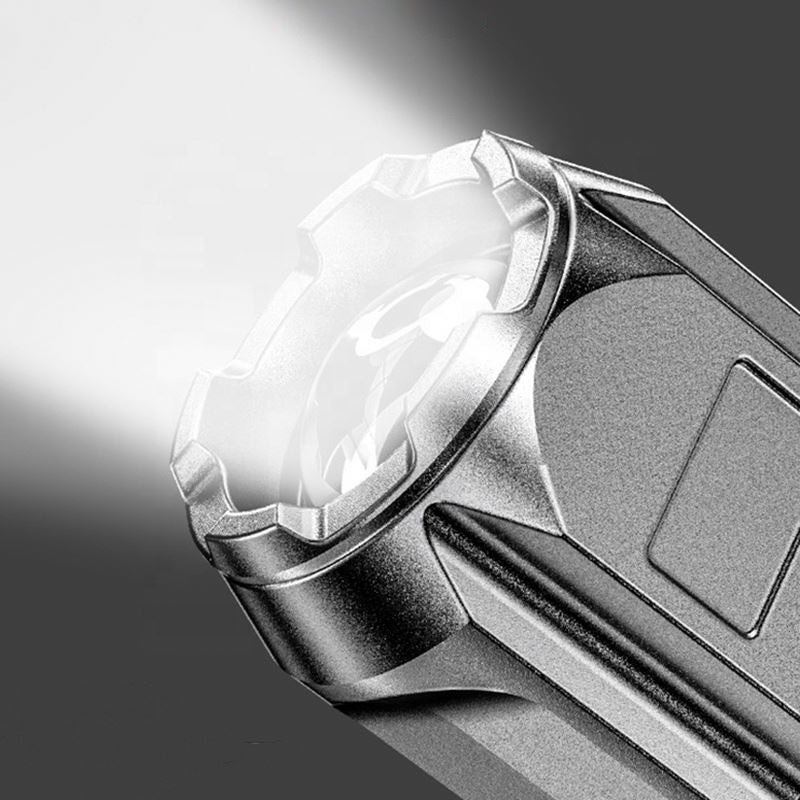 Vattentät LED-ficklampa med justerbara ljuslägen, kraftigt chassi av flygaluminium för äventyr i alla väder.