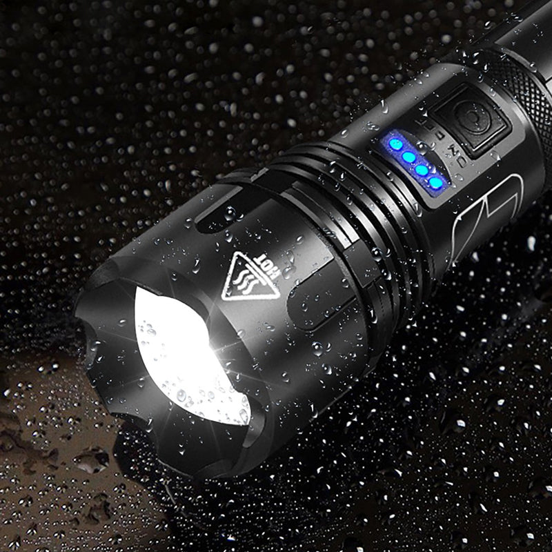 "Vattentät militär ficklampa, aluminium, 5 lägen, 12 000 lumens, svart design, robust och kompakt för extrema äventyr."