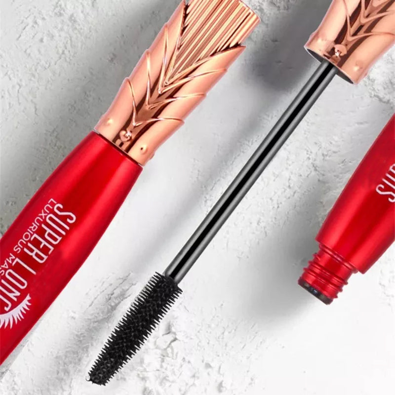 "Vattentät och svettsäker 4D mascara med borste för omedelbar volym. Långvarig, intensiv svart färg för dramatisk look."