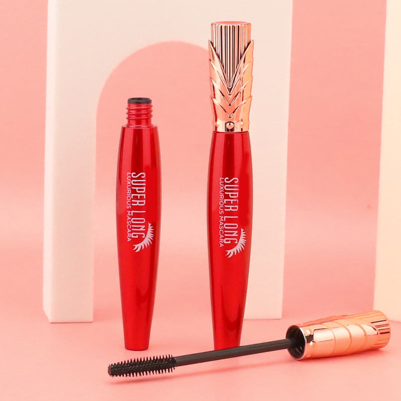 "Vattentät och svettsäker 4D mascara med borste för omedelbar volym. Långvarig, intensiv svart färg för dramatisk look."
