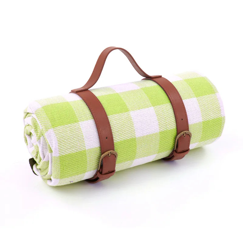 Närbild på materialet i den vattentäta picknickfilten som skyddar mot fukt.