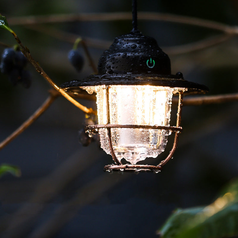 "Vattentät retro LED campinglykta med metallchassi och bekvämt bärhandtag, perfekt för utomhus och dekor."