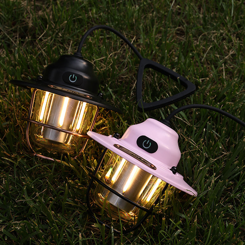 "Vattentät retro LED campinglykta med metallchassi och bekvämt bärhandtag, perfekt för utomhus och dekor."