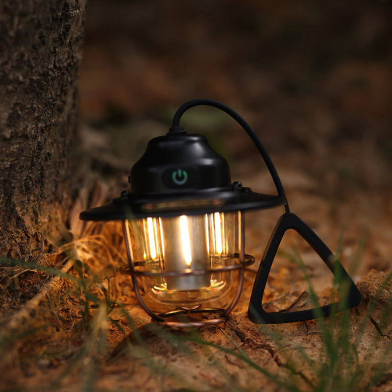 "Vattentät retro LED campinglykta med metallchassi och bekvämt bärhandtag, perfekt för utomhus och dekor."