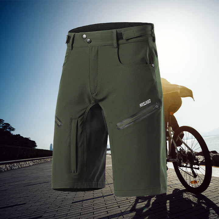 Detaljbild av vattentäta cykelshorts för herrar med justerbar midja och reflexdetaljer
