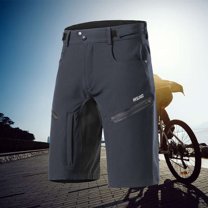 Framsida av vattentäta cykelshorts för herrar med justerbar midja och reflexdetaljer