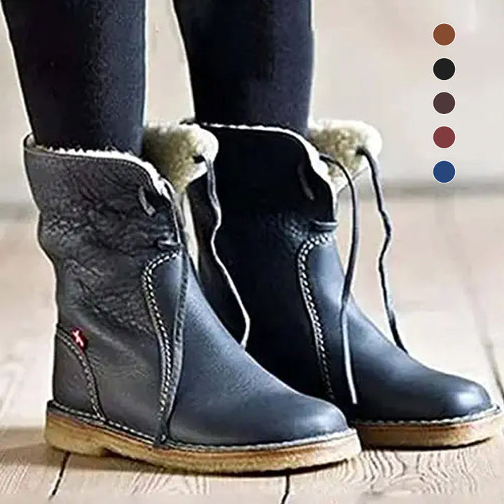 Vattentäta snöstövlar för dam i blå, visade med fokus på stil och design.
