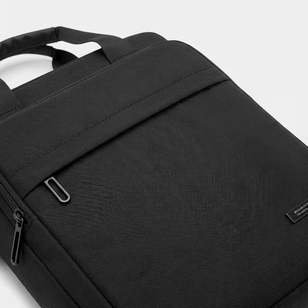 Modern slimmad messengerbag, praktisk pendlarväska för arbete och affärer. Vattentät datorväska med smarta fack.