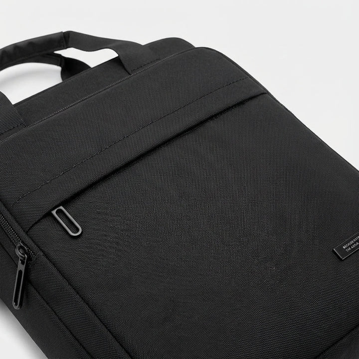 Modern slimmad messengerbag, praktisk pendlarväska för arbete och affärer. Vattentät datorväska med smarta fack.