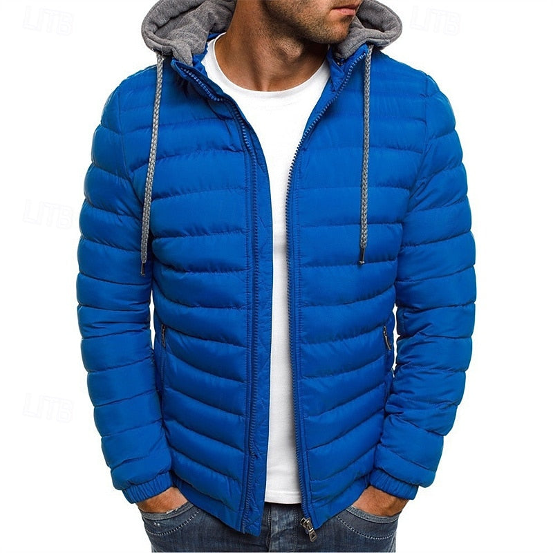 Detaljbild på kungblå herrpufferjacka med dragkedja