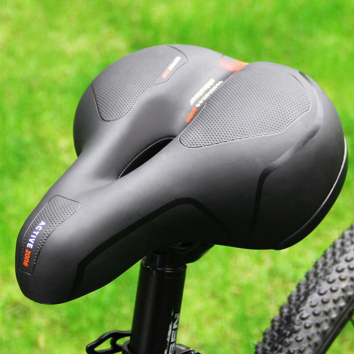 "Ventilerande cykelsadel svart, för herr och dam, stötdämpande med ergonomisk design och memory foam-fyllning."