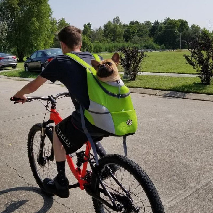 "Ventilerande ryggsäck för hund i blått med justerbara bärbälten, säkerhetsrem, sidofickor och flera färgalternativ."