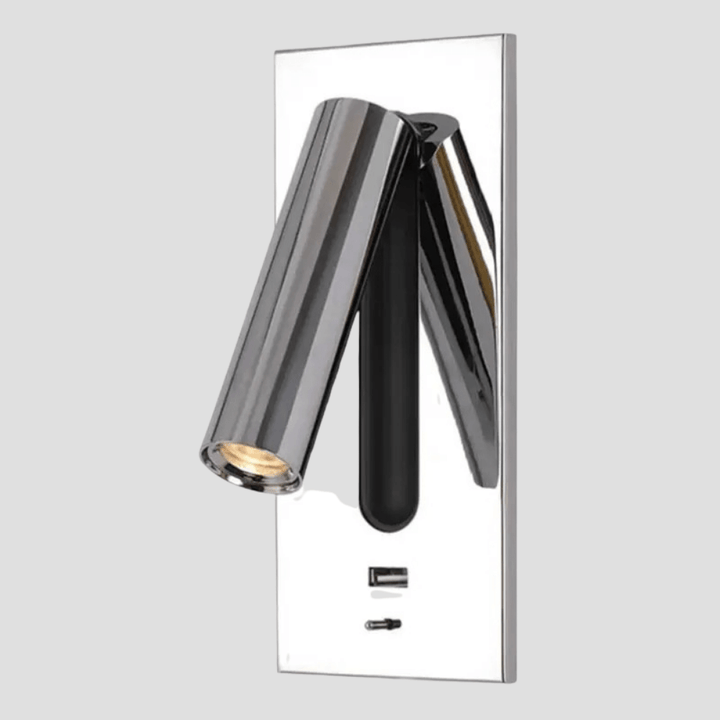 Snygg vägglampa med USB-port placerad i ett modernt hotellrum