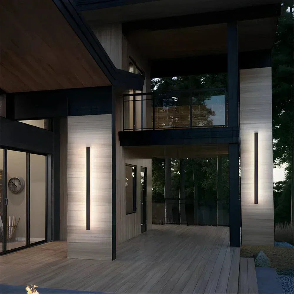 Detta är en modern vägglampa i aluminium som passar perfekt som fasadbelysning