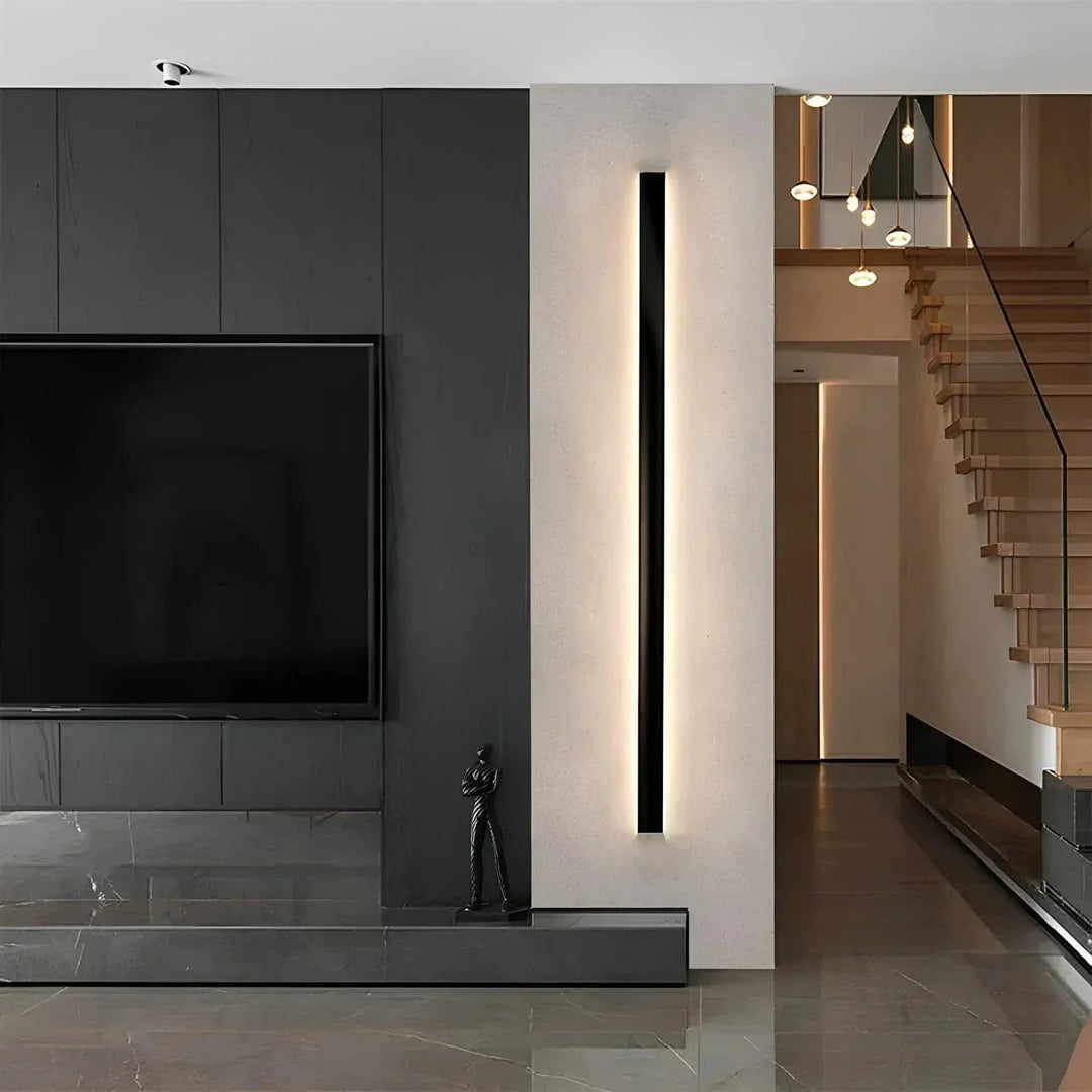 Stilren vertikal svart vägglampa med integrerat LED-ljus i elegant interiör