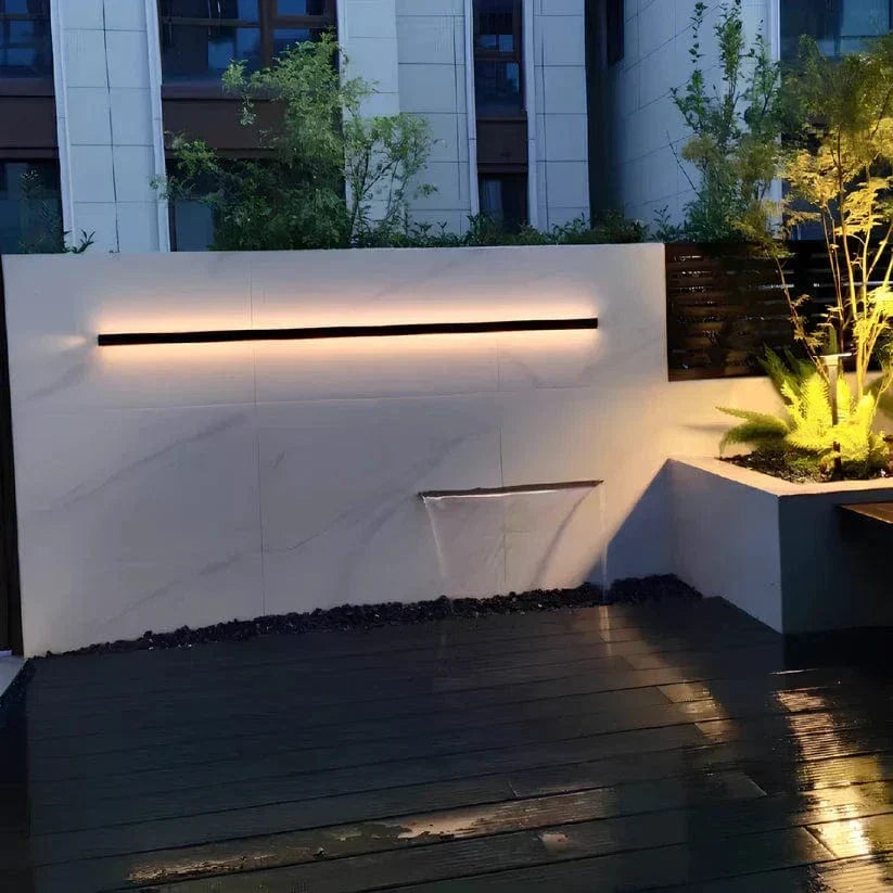 Svart aluminiumlampa med effektiv LED belysning för moderna husfasader