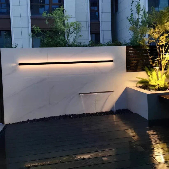 Svart aluminiumlampa med effektiv LED belysning för moderna husfasader