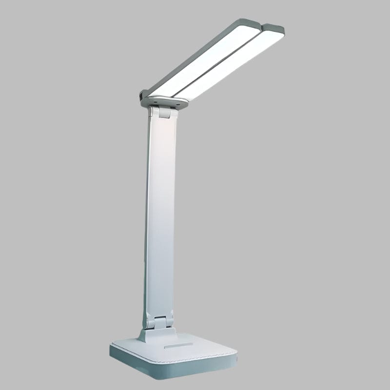 Skrivbordslampa placerad på stilrent hemmakontor