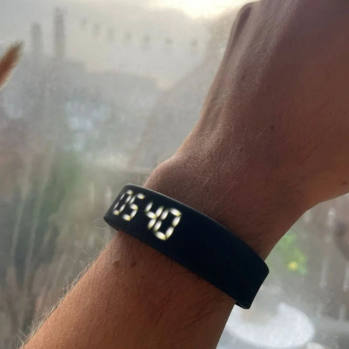 Unisex vibrerande armbandsklocka som förbättrar sömnkvaliteten. Diskret design för en stressfri morgonrutin.