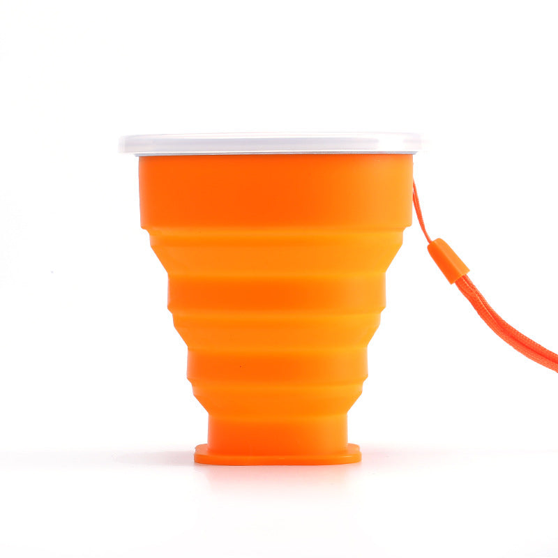 Vikbar silikon campingmugg med lock, hopfälld, i rosa för enkel utomhusförvaring och transport.