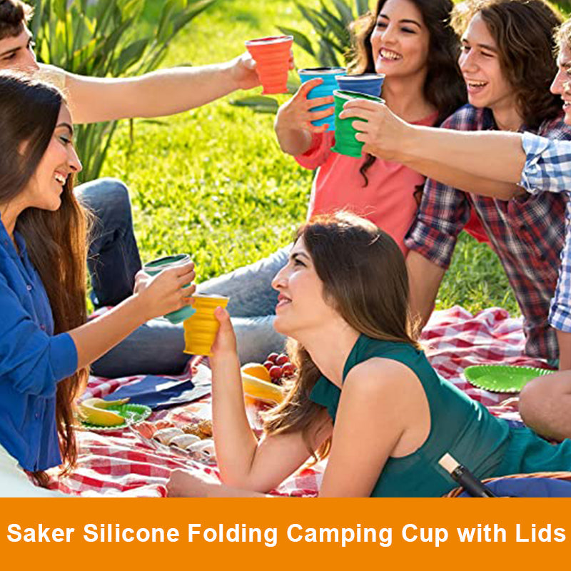 Vikbar silikon campingmugg med lock, hopfälld, i orange för enkel utomhusförvaring och transport.
