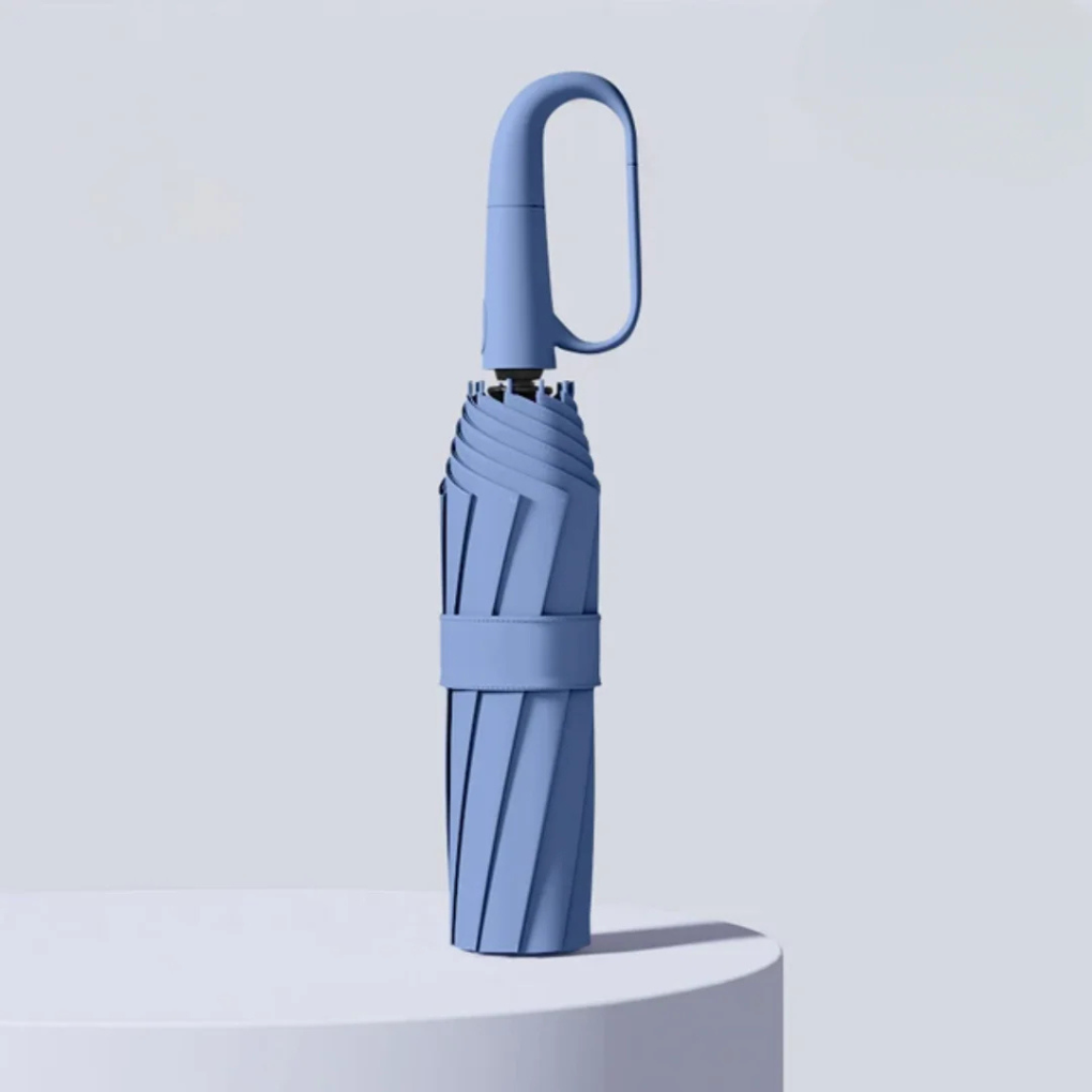 Vindtåligt paraply i blå färg med ergonomiskt handtag