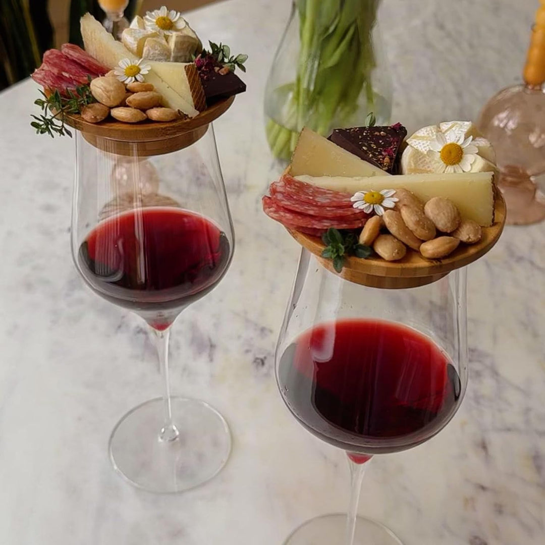 Vinglas charcuterie topping av bambu med elegant design, erbjuder yta för charkuteriskivor, förbättrar vinupplevelsen.
