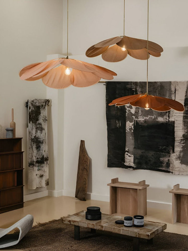 Vintage blommig taklampa i tyg. Hängande lampa med mjukt ljus.