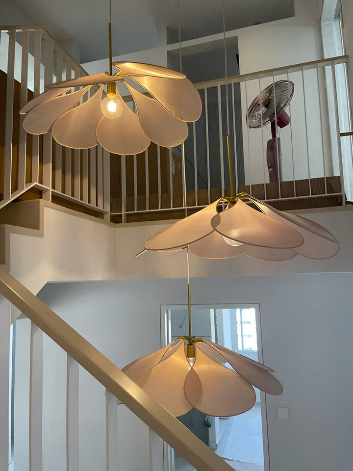 Vintage blommig taklampa i tyg. Hängande lampa med mjukt ljus.