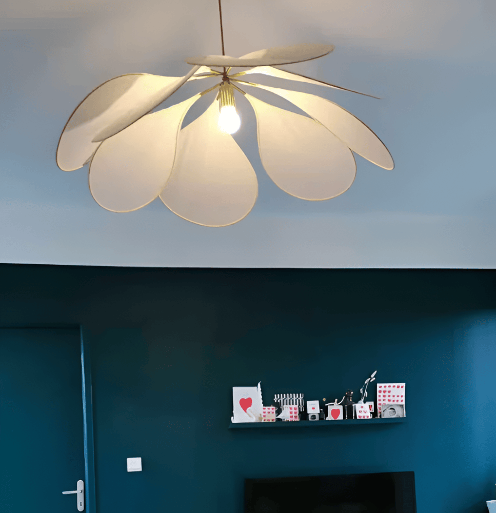Vintage blommig taklampa i tyg. Hängande lampa med mjukt ljus.