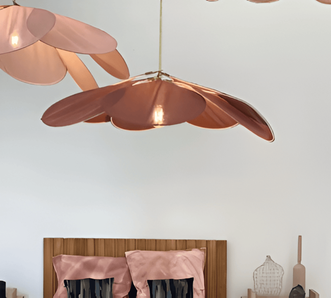 Vintage blommig taklampa i tyg. Hängande lampa med mjukt ljus.