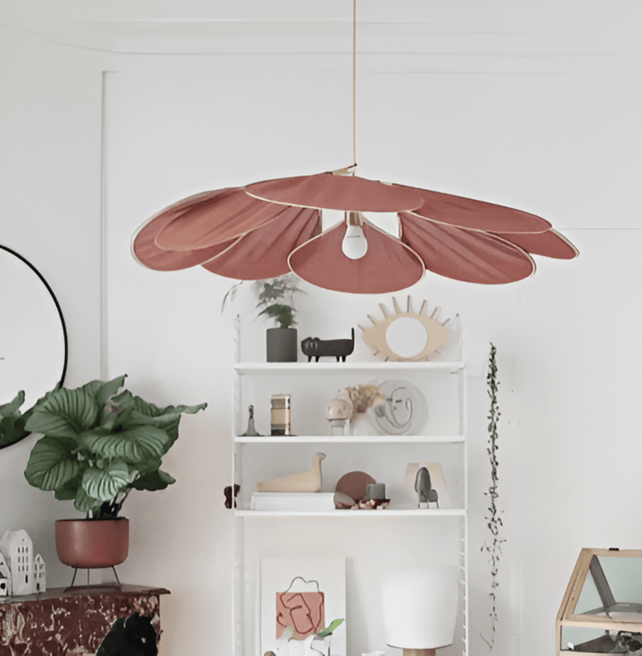 Vintage blommig taklampa i tyg. Hängande lampa med mjukt ljus.