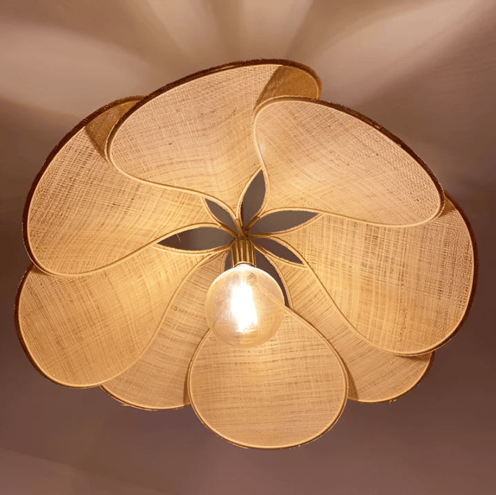 Vintage blommig taklampa i tyg. Hängande lampa med mjukt ljus.
