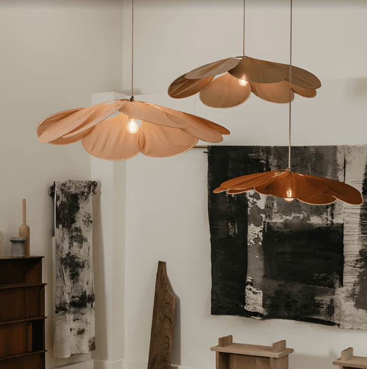 Vintage blommig taklampa i tyg. Hängande lampa med mjukt ljus.