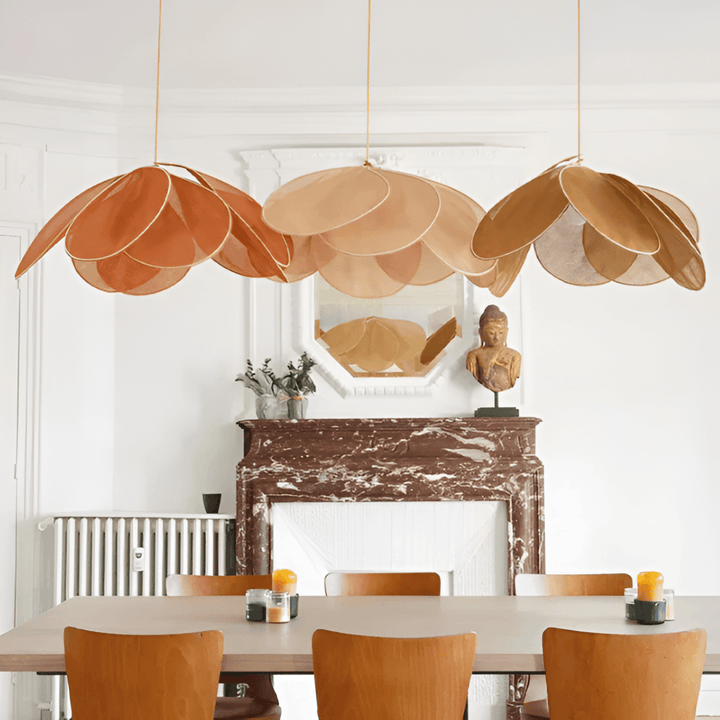 Vintage blommig taklampa i tyg. Hängande lampa med mjukt ljus.