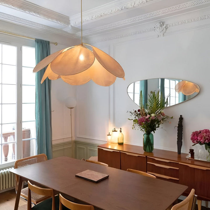 Vintage blommig taklampa i tyg. Hängande lampa med mjukt ljus.