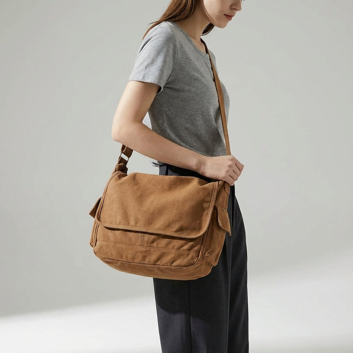 Unisex canvas messengerbag, idealisk som skolväska eller vardagsväska. Slitstark, rymlig och tidlös retrodesign.
