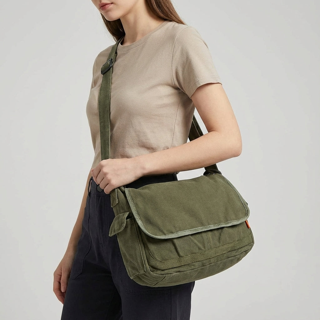 Stilren unisex axelväska i vintage canvas. En klassisk messengerbag som passar både skola, jobb och resor.