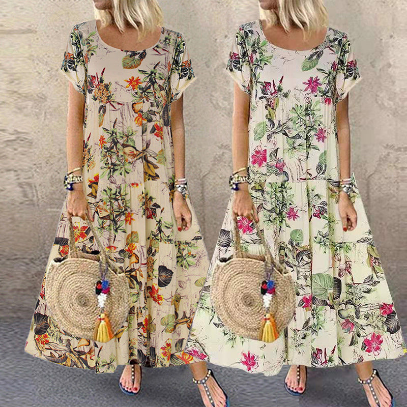 "Vintage damklänning med blommigt mönster, kort och ärmlös, bohemisk stil i blå och rosa toner, perfekt för sommarbruk."