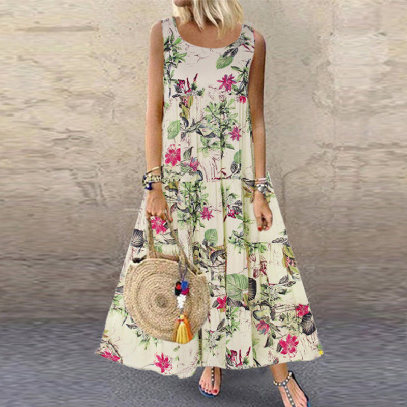 "Vintage damklänning med blommigt mönster, kort och ärmlös, bohemisk stil i blå och rosa toner, perfekt för sommarbruk."