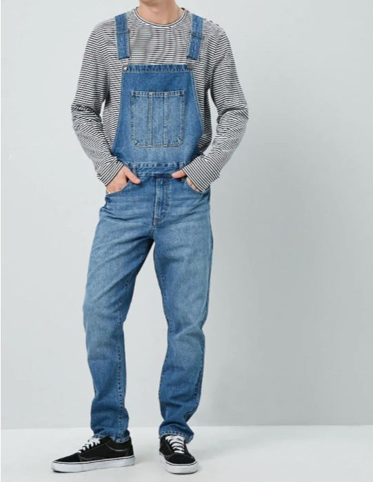 Stiliga vintage denim hängselbyxor för herr, utrustade med funktionella fickor och justerbara för optimal komfort.