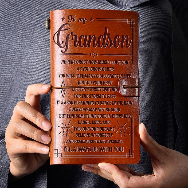 Vintage graverad läderjournal med budskap, konstläderomslag, graverade citat, elegant design för inspiration och skrivande.