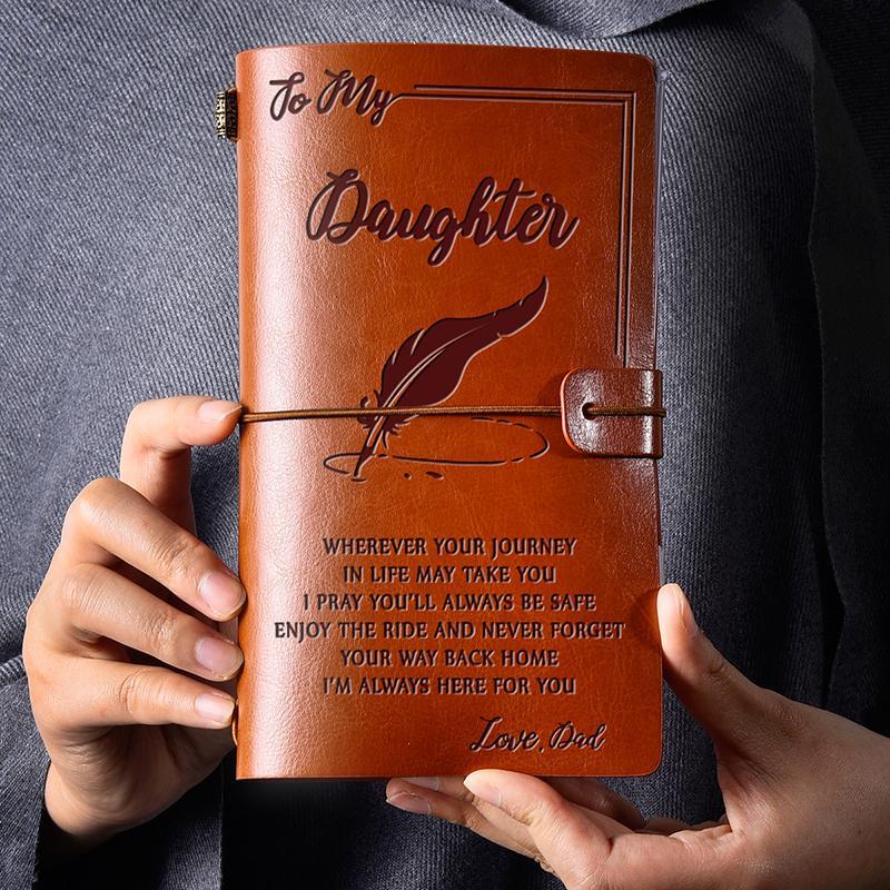 Vintage graverad läderjournal med budskap, konstläderomslag, graverade citat, elegant design för inspiration och skrivande.