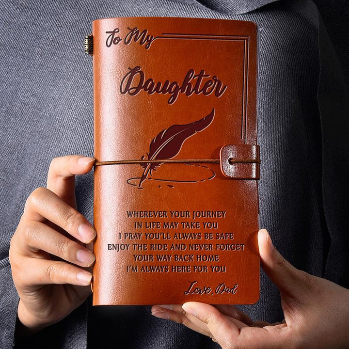 Vintage graverad läderjournal med budskap, konstläderomslag, graverade citat, elegant design för inspiration och skrivande.