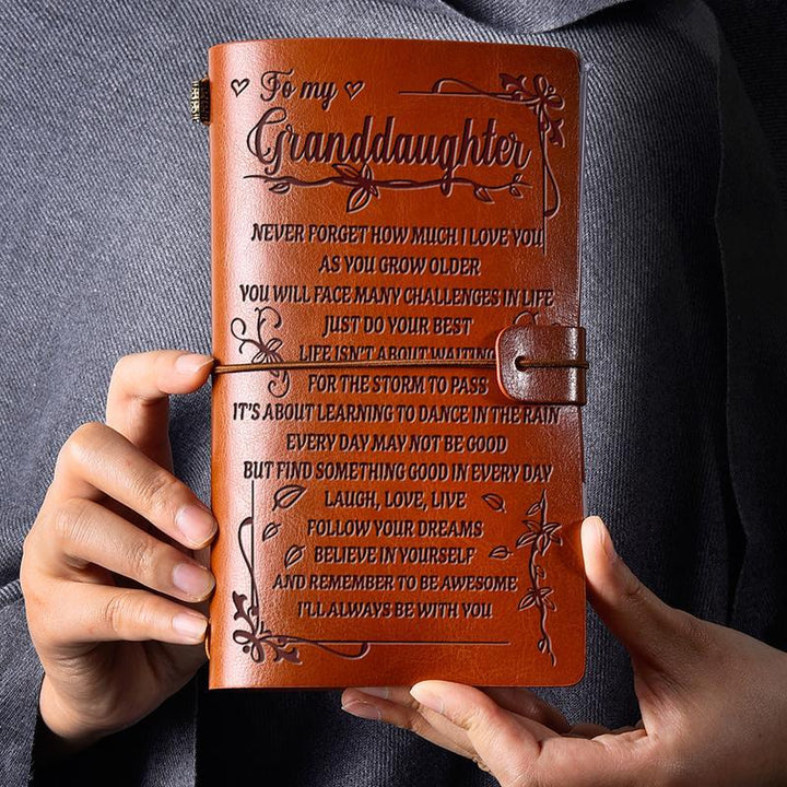 Vintage graverad läderjournal med budskap, konstläderomslag, graverade citat, elegant design för inspiration och skrivande.