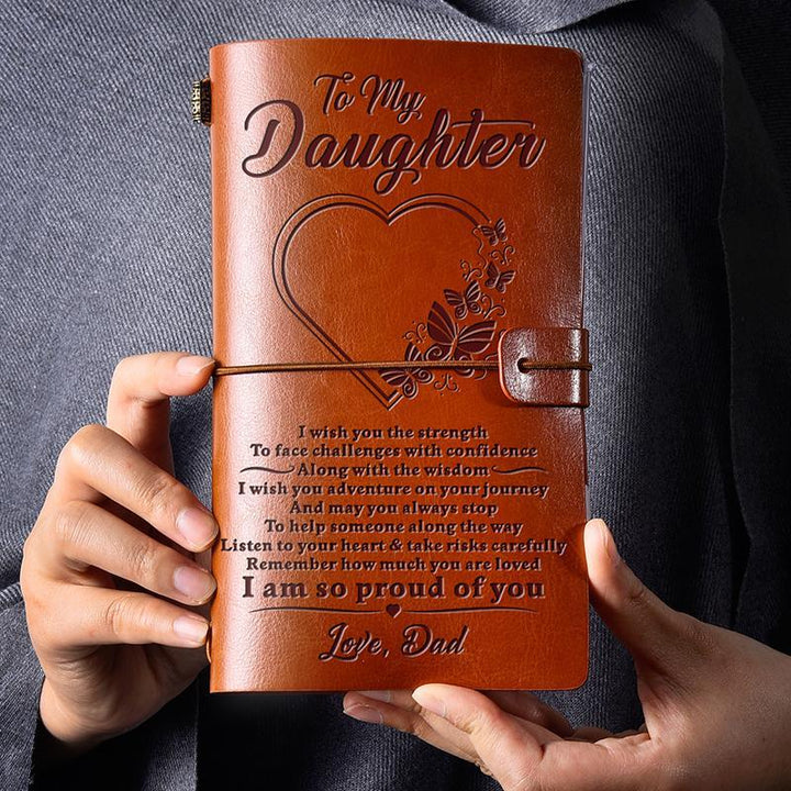 Vintage graverad läderjournal med budskap, konstläderomslag, graverade citat, elegant design för inspiration och skrivande.