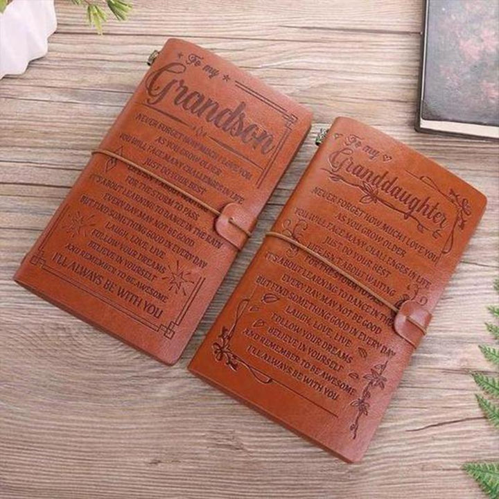 Vintage graverad läderjournal med budskap, konstläderomslag, graverade citat, elegant design för inspiration och skrivande.