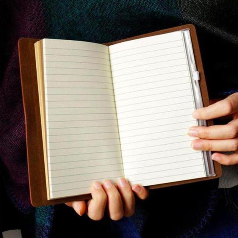 Vintage graverad läderjournal med budskap, konstläderomslag, graverade citat, elegant design för inspiration och skrivande.