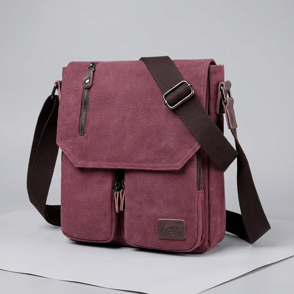 Öppen vintage messenger-väska med organiseringsfickor. Kompakt canvasväska för säker förvaring av prylar.